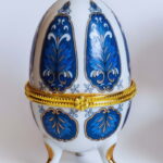 Ovo decorativo de porcelana com detalhes azuis e dourados